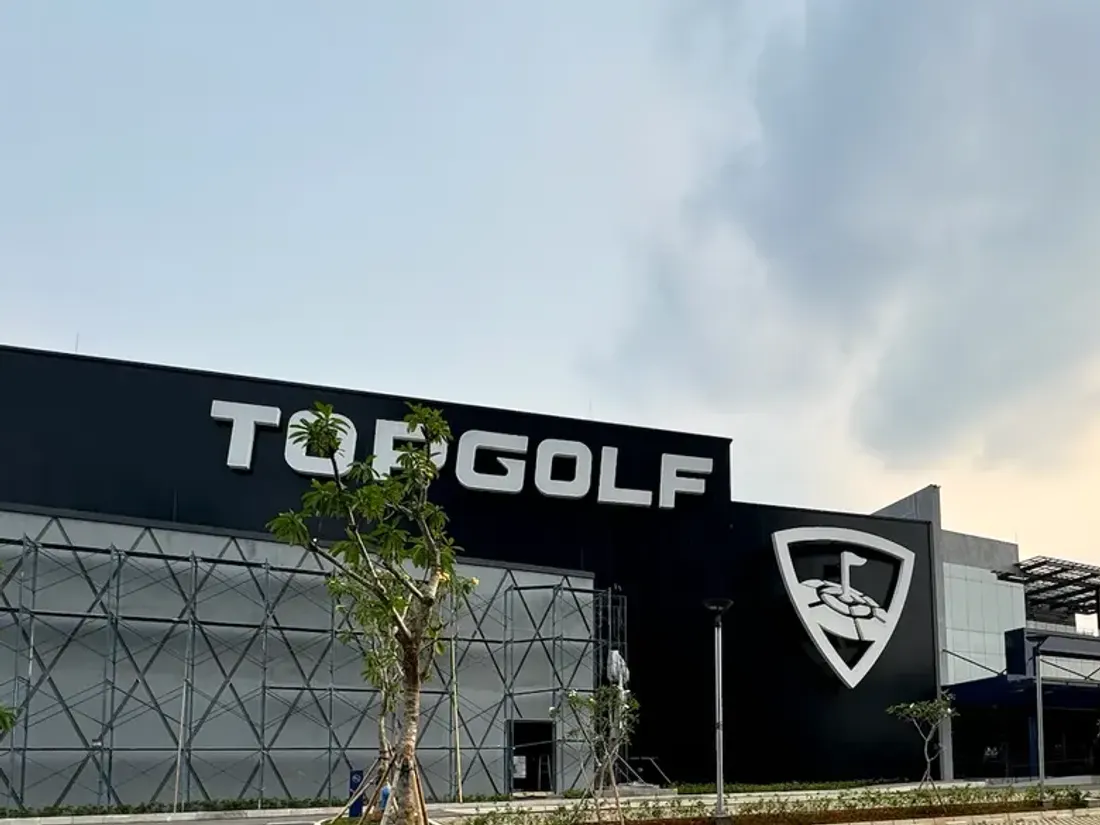 Lokasi TopGolf Jakarta di Fatmawati, tempat NanoShade memasang film pada kaca kanopi dan skylight